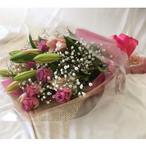 ピンク・パープルのバラ、ユリ、かすみ草の花束